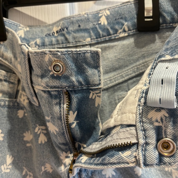 Girls Old Navy denim jeans with white flowers size 8 - Picture 2 of 3